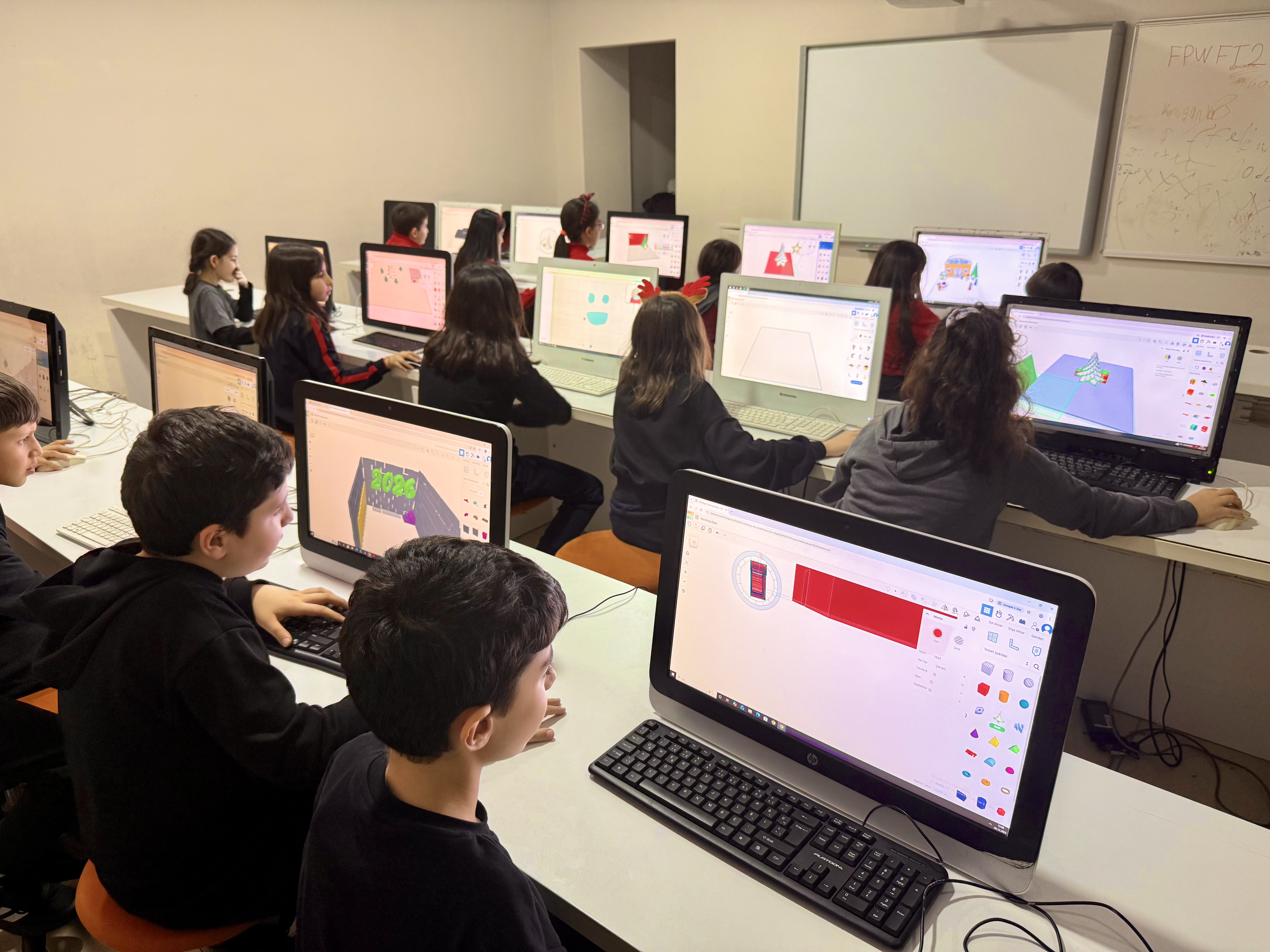 Çocuklar robotik atölyesinde