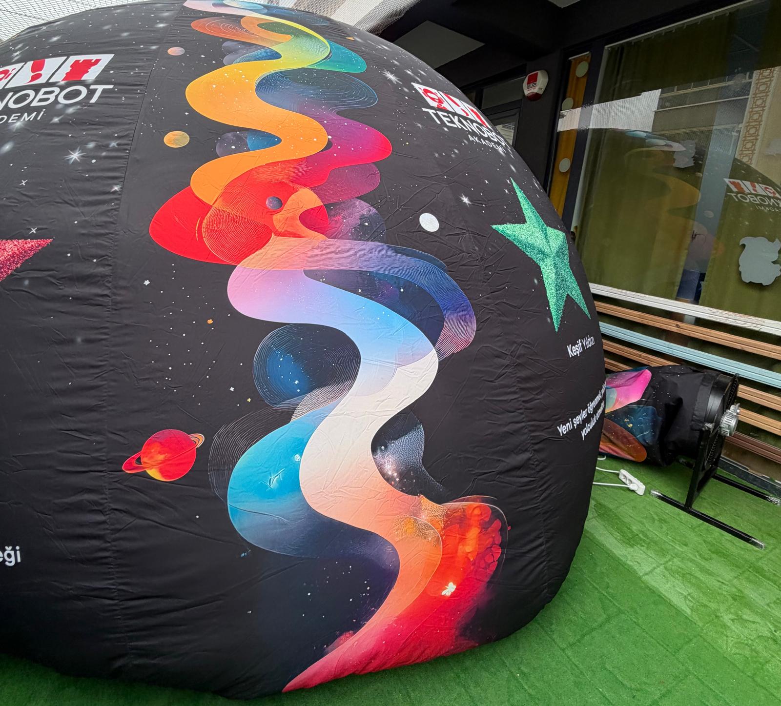 Çocuklar satranç oynuyor